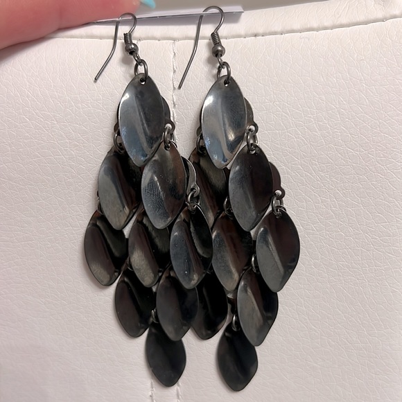 Assorted fashion earrings. - Picture 11 of 15